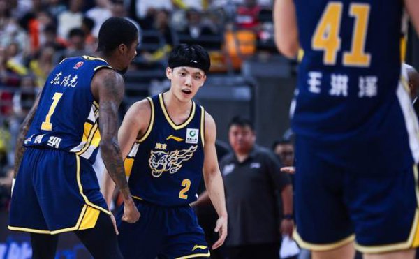 广东男篮主场迎战大黑马！按捺56分超等外助成关节，杜锋冲四连胜